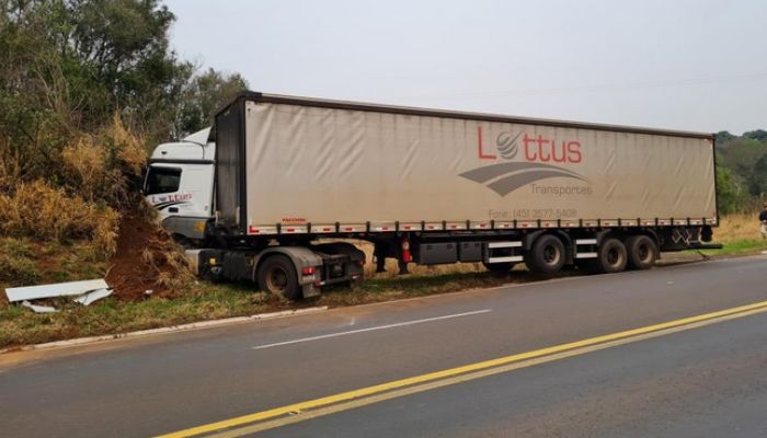 Cantagalo - Motorista fica presa entre banco e volante do caminhão após saída de pista 